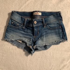 Hollister dark wash cutoff denim shorts size 00 W23